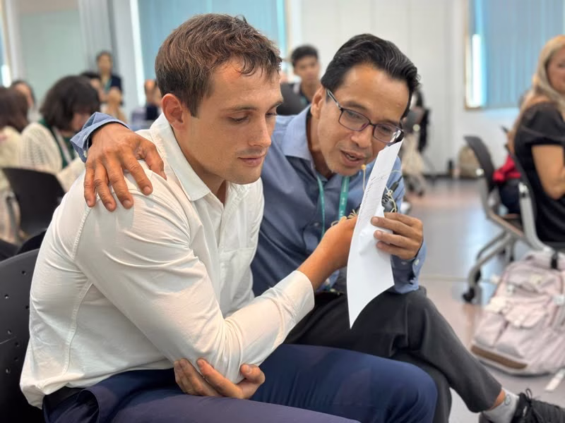 教師在工作坊中交流討論